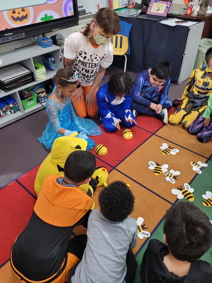 EdTechGCS's tweet image. First graders are having a blast learning to code with Bee-Bots! 🤖 Students used coding and estimation skills to navigate the Bee-Bot to words like &quot;sled,&quot; &quot;slid,&quot; and &quot;slip,&quot; focusing on changing blends. A perfect way to integrate STEM &amp;amp; literacy (phonics)! #EdTech #FuninFirst