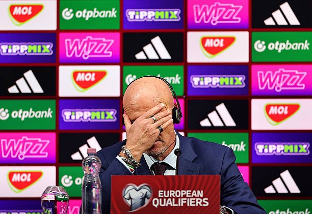 IrishPropaganda's tweet image. The boss of Hungary, Marco Rossi, called the Irish players “British” ahead of our victory in Budapest

“The Irish, like all the British players, they do their job on the pitch”

Him after the match pictured below, makes the victory even better, what a fool

🇮🇪😂