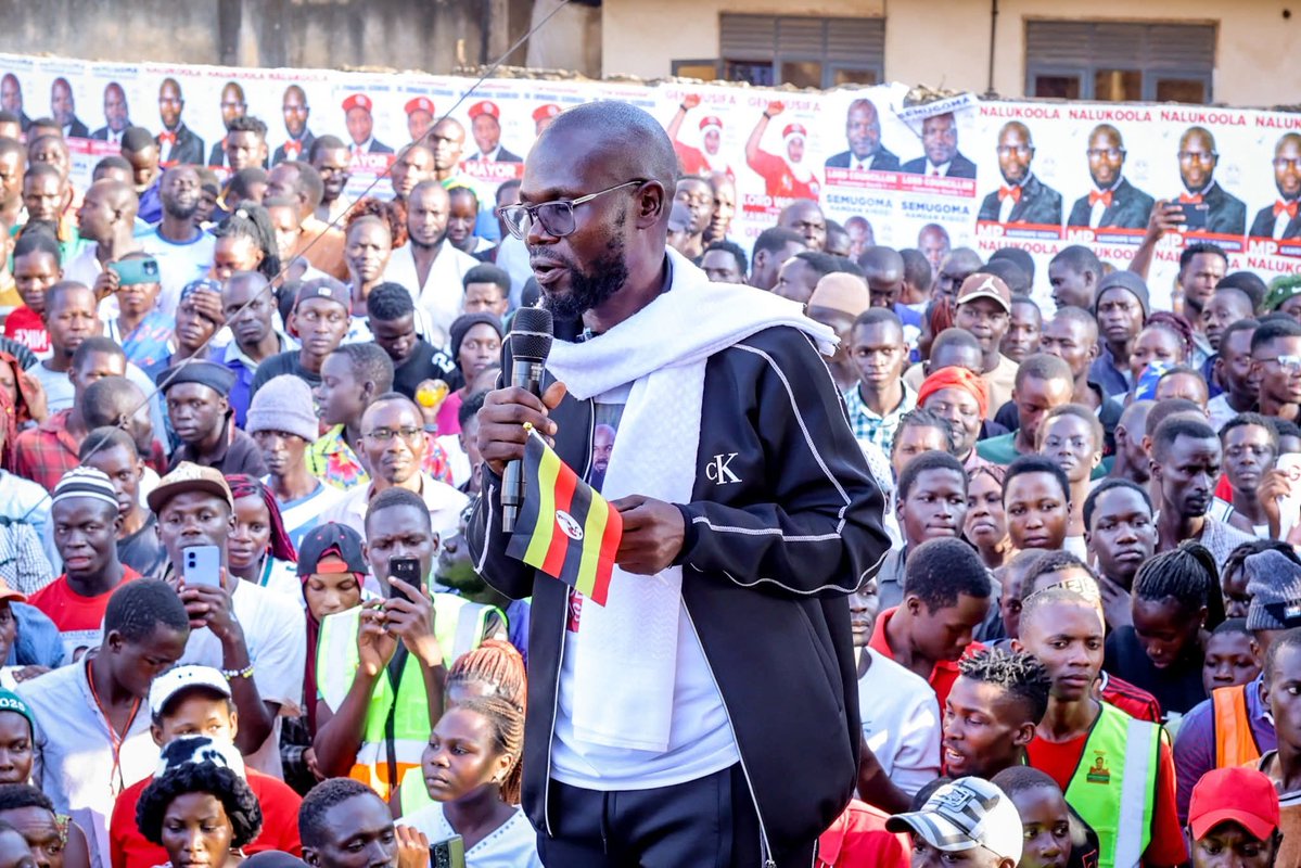 cbsfm_ug's tweet image. Akwatidde ekibiina National Unity Platform bendera ku ky’omubaka wa Kawempe North munnamateeka Erias Luyimbazi Nalukoola mu nkola yaabwe gyebaatuumye “Umbrella Kkampeyini” atandise okukuyega abalonzi mu butongole.
Atandikidde Kyebando mu Katale.
#CBSFMUpdates