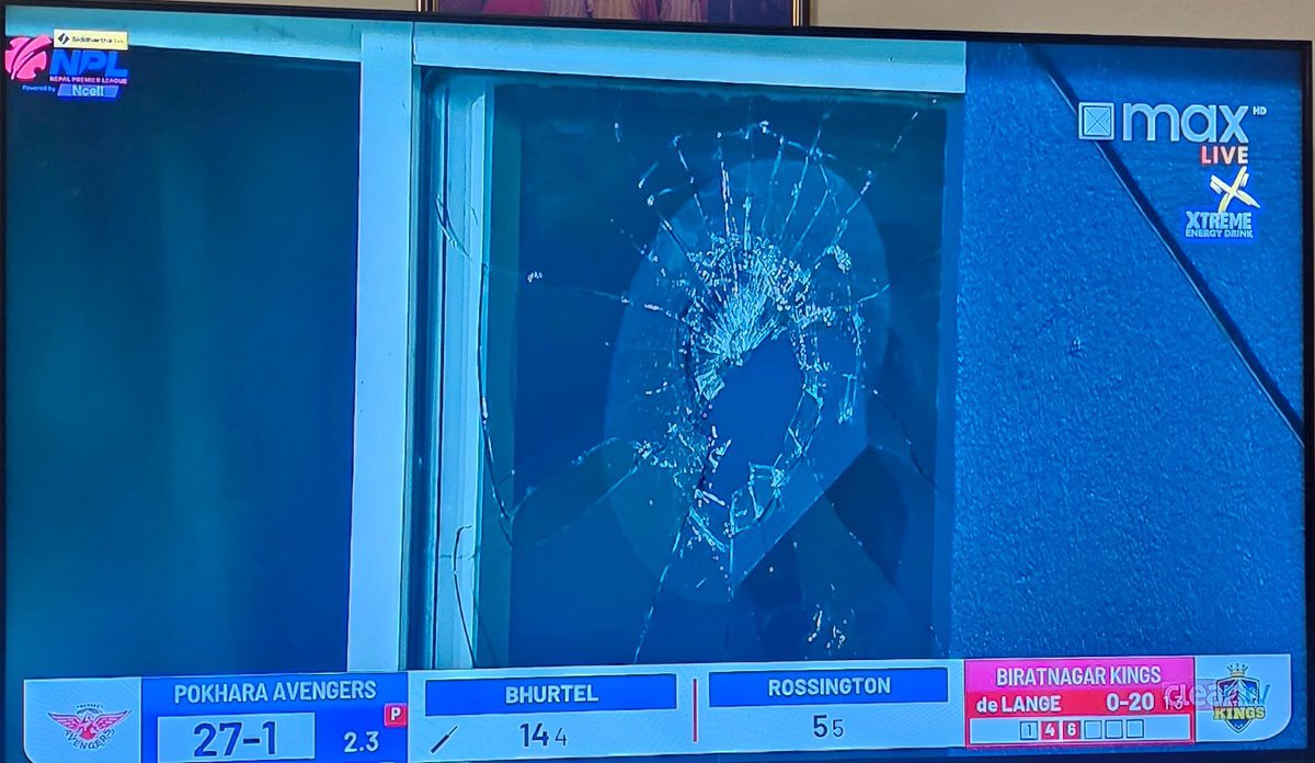 ढुंगै हानेछन् कि जस्तो लाग्यो। छक्काले होला भन्ने नै लागेन। 

तर भुर्तेलको छक्का रहेछ।