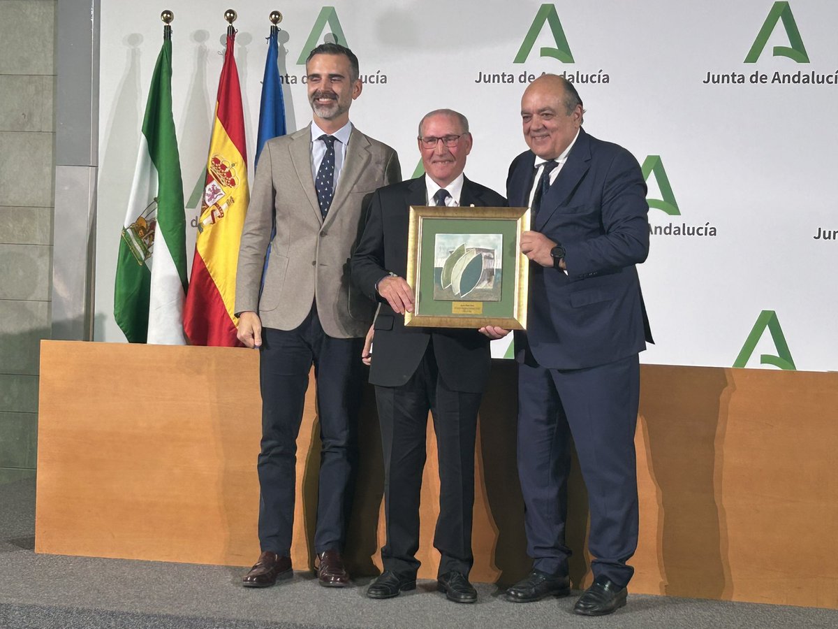 Antonio Romero Buzón “el Tete”, cuya vida es ejemplo de esfuerzo, dignidad y amor por el mar, distinguido en IV #PremiosPeriodismoFAAPE y Trayectoria Profesional Sector Pesquero Andaluz #GolfodeCádiz: recoge galardón de manos de Ramón Fernández-Pacheco, consejero @agriculturand