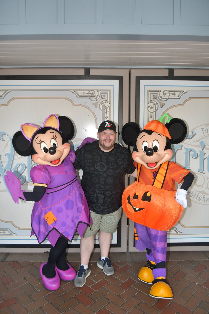 thedlpgeek's tweet image. Happy Birthday to the original power couple. The unmistakable Mickey and Minnie Mouse! ✨