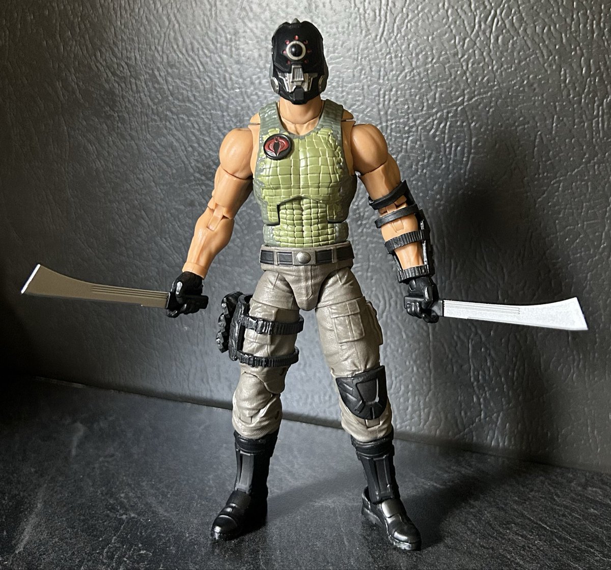 ComicsInvictus's tweet image. #GiJoe #GIJoeClassified #KitBash

Finally found something to do with the #CrocMaster torso!