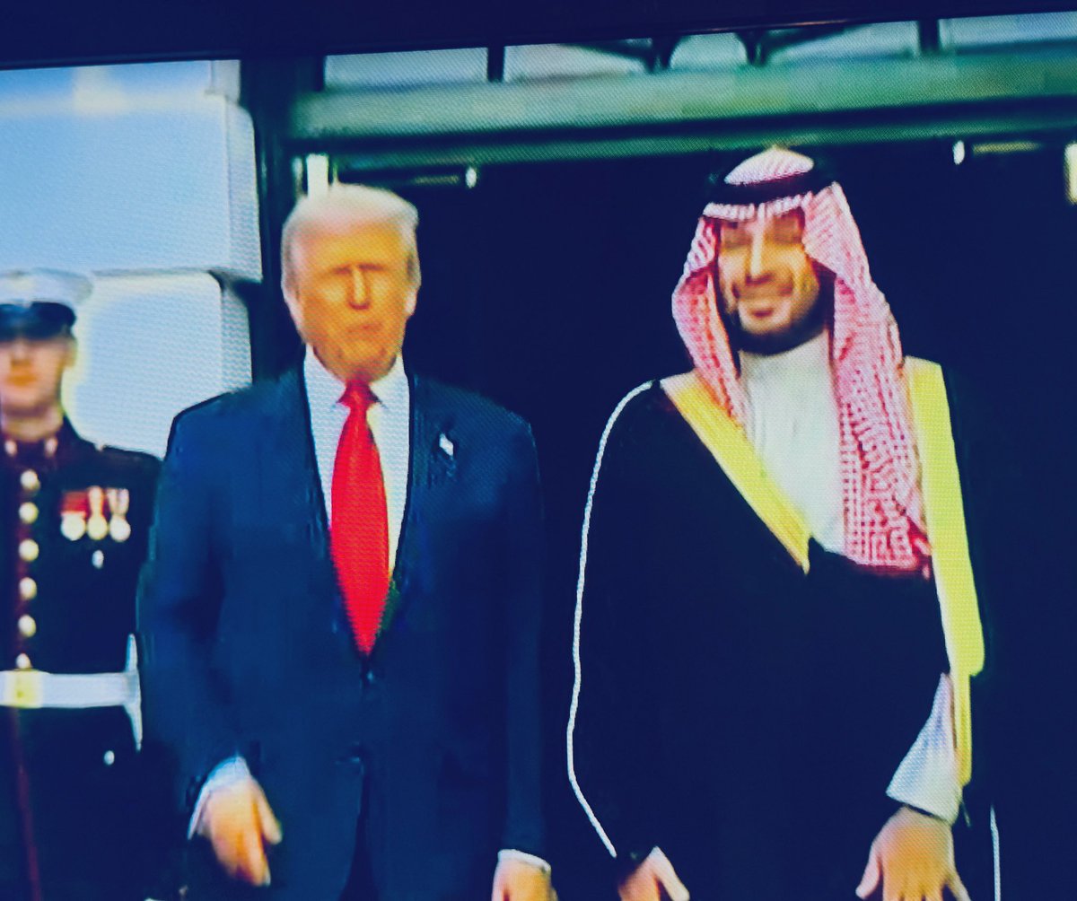 🌴. في استقبال 
حافل في البيت الأبيض ؛
• الرئيس الأمريكي يستقبل
#الآن صاحب السمو الملكي
 #ولي_العهد .
• حفظ الله سموه في
حله وترحاله .
______________________