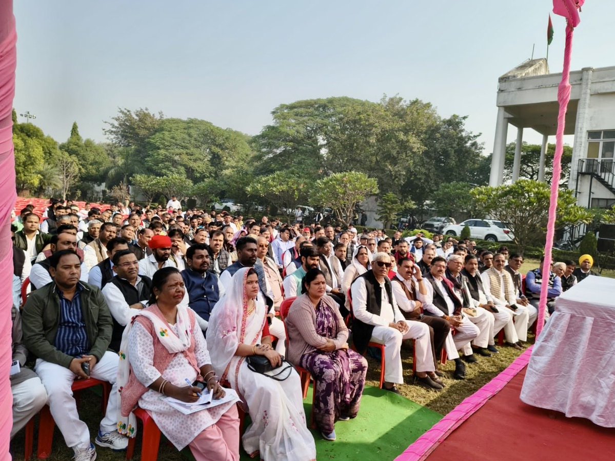 आज समाजवादी पार्टी के प्रमुख राष्ट्रीय महासचिव आदरणीय प्रो॰ श्री राम गोपाल यादव जी ने समाजवादी पार्टी के ज़िला कार्यालय दवरई, फिरोजाबाद पर आयोजित SIR विशेष प्रगाढ़ पुनरीक्षण कार्यशाला मे पहुंचकर पार्टी के सम्मानित पदाधिकारी,सेक्टर प्रभारी, बी•एल•ए एवं कार्यकर्ताओं की मीटिंग ली।