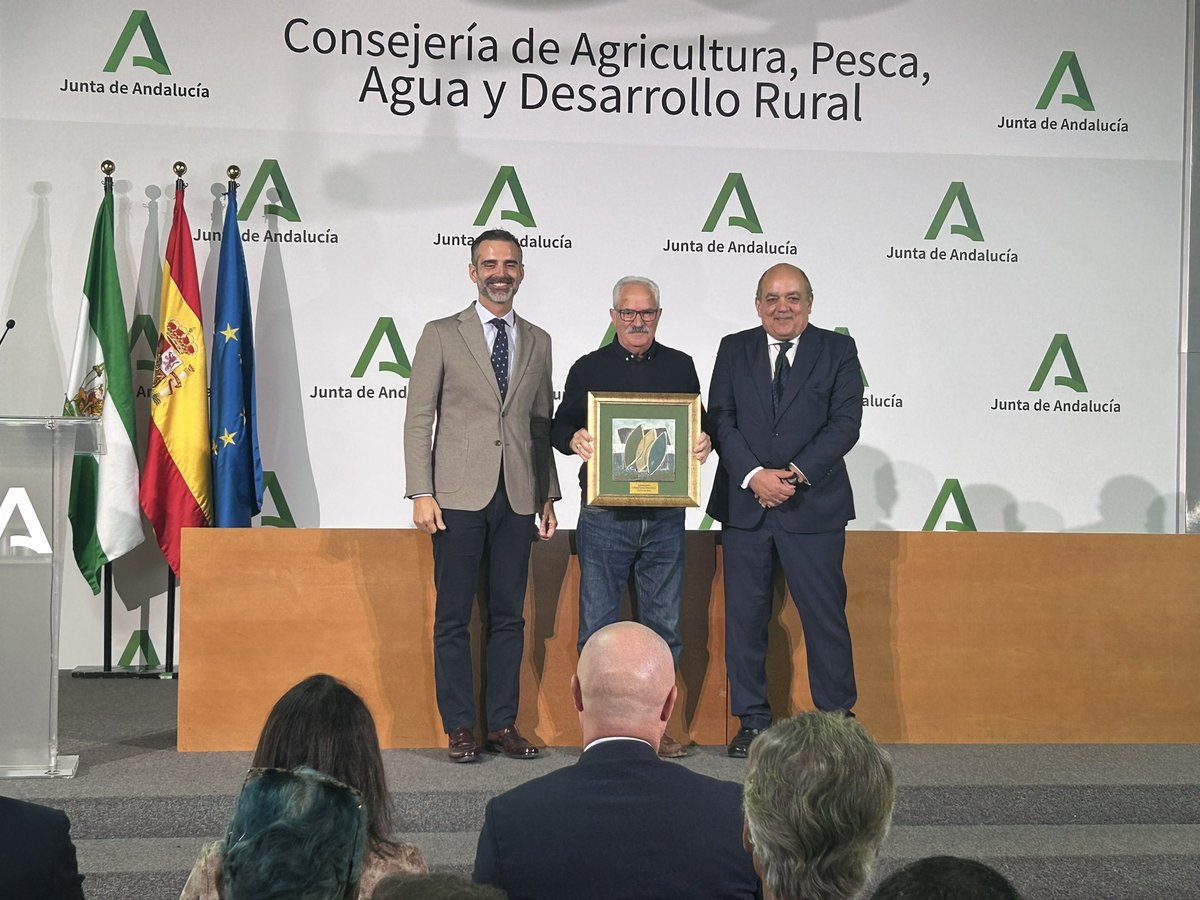 José Bermúdez Benítez, armador de #Barbate y testigo y protagonista durante seis décadas evolución #pesca en #Andalucía, distinguido con Reconocimiento Especial IV #PremiosPeriodismoFAAPE y Trayectoria Profesional: el consejero Ramón Fernández-Pacheco le hace entrega del galardón
