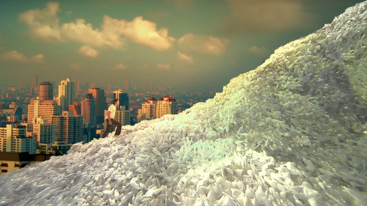 monocuromu's tweet image. หมานคร (Citizen Dog, 2004) หนังเซอร์เรียลที่ว่าด้วย ป๊อด หนุ่มบ้านนอกที่เข้ากรุงเทพมาหางานทำ ทั้งที่ยายเขาเคยทักว่ามาอยู่กรุงเทพระวังจะมีหางงอกจากก้น ป๊อดไม่เคยมีความฝันหรืออนาคตอะไร จนเขาได้พบกับจิน แม่บ้านในตึกเดียวกันที่หมกมุ่นอยู่กับหนังสือที่ตกจากฟ้า