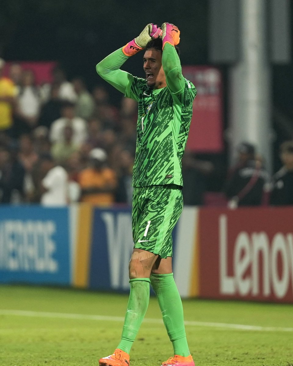 SantosFC's tweet image. JOÃO PEDRO ESPETACULAR! 🇧🇷

O #MeninoDaVila João Pedro defendeu dois pênaltis e garantiu a classificação da #SeleçãoBrasileira Sub-17 para as quartas de final da Copa do Mundo da categoria! 

Que orgulho, João Pedro! 🤍🖤

📸 Nelson Terme / CBF