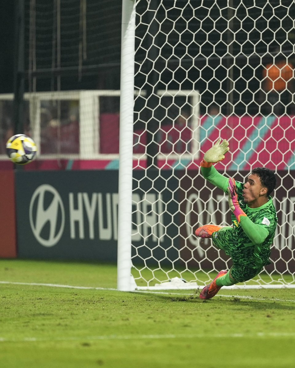 SantosFC's tweet image. JOÃO PEDRO ESPETACULAR! 🇧🇷

O #MeninoDaVila João Pedro defendeu dois pênaltis e garantiu a classificação da #SeleçãoBrasileira Sub-17 para as quartas de final da Copa do Mundo da categoria! 

Que orgulho, João Pedro! 🤍🖤

📸 Nelson Terme / CBF