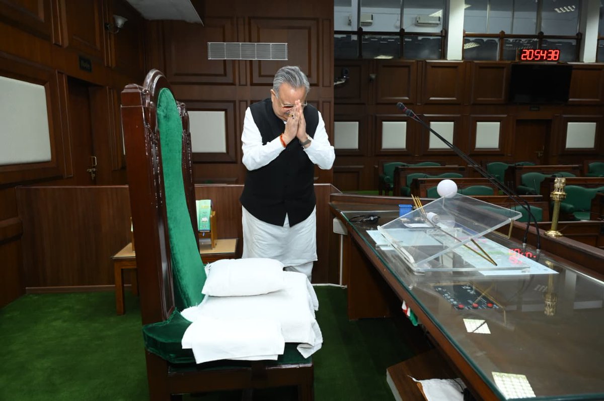 drramansingh's tweet photo. नमन तुझे मेरी विधानसभा 
तू लोकतंत्र का आधार रही।

जब यहाँ विचारधाराएँ जुटी
तू वटवृक्ष की भांति छांव बनी।

यह भवन मेरा विद्यालय था,
जिससे आगे अब जाना है।

मैं भावुक हूँ, आशान्वित हूँ
तेरे महत्व को ऐसे पहचाना है।

है प्रण मेरा कि सब अर्पित करके भी
नए सदन को नव गरिमा तक पहुंचाना है।

नमन तुझे मेरी विधानसभा………