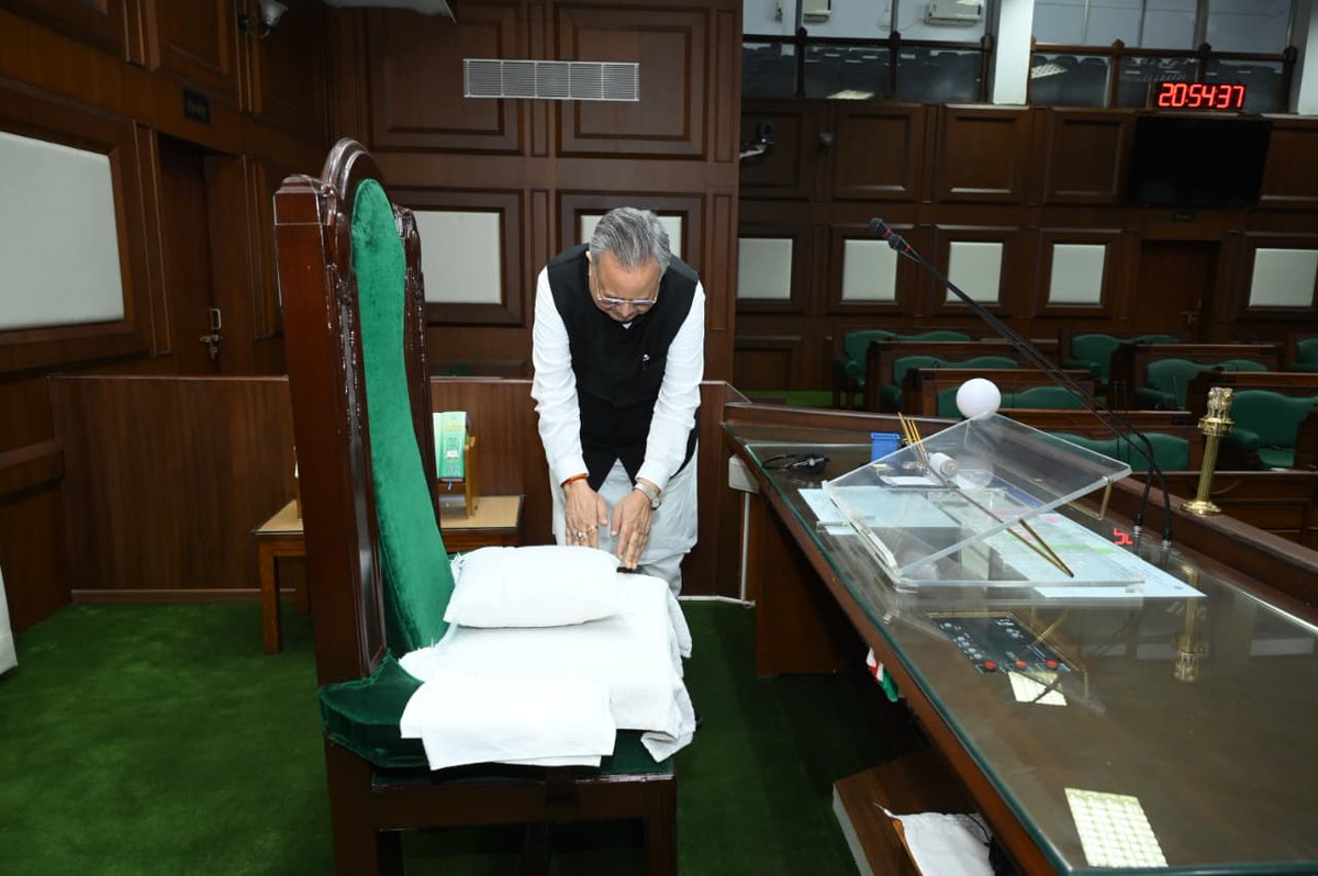 नमन तुझे मेरी विधानसभा 
तू लोकतंत्र का आधार रही।

जब यहाँ विचारधाराएँ जुटी
तू वटवृक्ष की भांति छांव बनी।

यह भवन मेरा विद्यालय था,
जिससे आगे अब जाना है।

मैं भावुक हूँ, आशान्वित हूँ
तेरे महत्व को ऐसे पहचाना है।

है प्रण मेरा कि सब अर्पित करके भी
नए सदन को नव गरिमा तक पहुंचाना है।