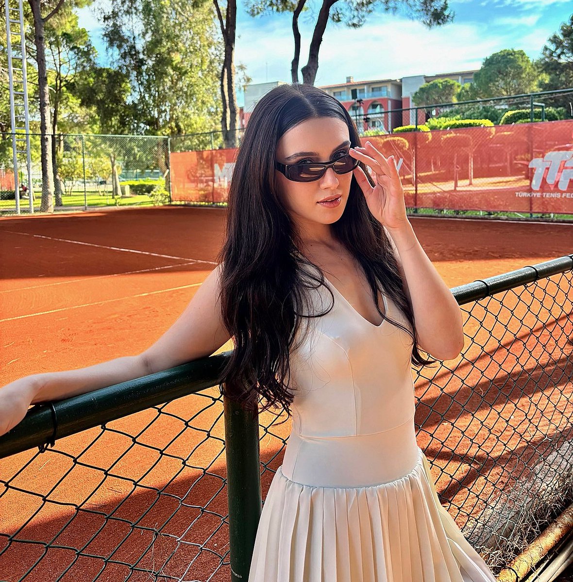 beyaz tam üstüne barbie bebek 🪷🤍