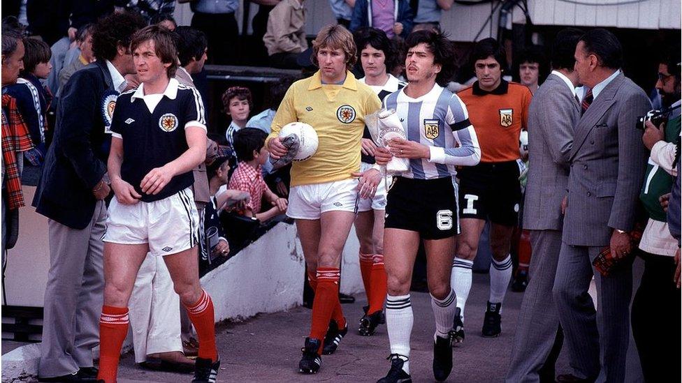 goalkeepersdiff's tweet image. &quot;He looked like a mascot. I kind of acknowledged him as if to say: &apos;All the best, son, you will need it&apos; - the size of him. But then he started beating players as if they weren&apos;t there&quot; - Alan Rough passes premature judgement on Diego Maradona back in 1979.