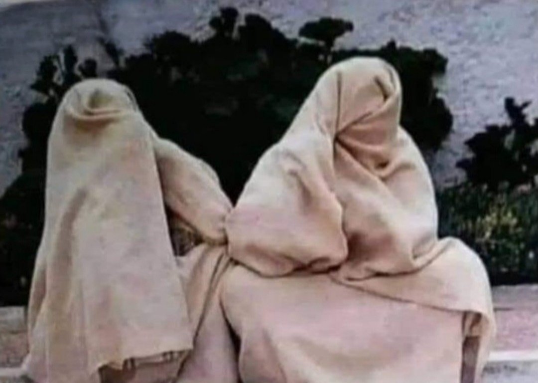 When shopkeeper says 1500 but mom says 350

Me and siblings: