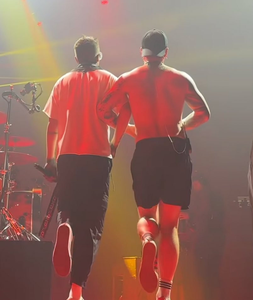 buterflysoup's tweet image. if clancy tour was their marriage does that mean that breach was their honeymoon?