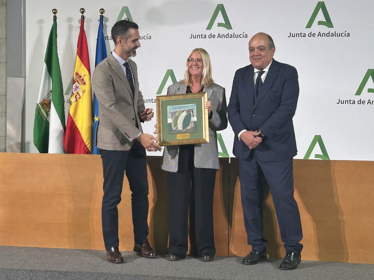 Galardón IV #PremiosPeriodismoFAAPE y Trayectoria Profesional #Mediterráneo es para Lorenzo Rodriguez Jódar por su dedicación al mar 🌊 y su contribución al desarrollo pesquero: recoge premio en su nombre, Inmaculada Carrasco, OPP85 #Motril, de consejero Ramón Fernández-Pacheco