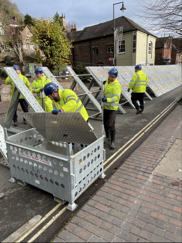 We have been busy removing temporary barriers in Ironbridge, Shropshire, and demountable barriers at Bewdley Severnside South, Worcestershire.  

Check your flood risk here: gov.uk/check-long-ter…

Follow the steps on the link to get flood warnings: gov.uk/get-flood-warn…