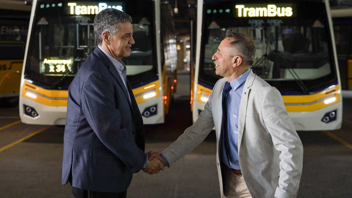 gcba's tweet image. Empezó la etapa de prueba del Trambus. Las unidades circularán por el corredor de 12 km del Metrobus de Juan B. Justo, alcanzando una traza total de 18 km entre Liniers y Aeroparque.