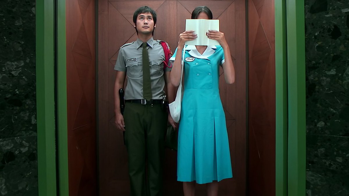 monocuromu's tweet image. หมานคร (Citizen Dog, 2004) หนังเซอร์เรียลที่ว่าด้วย ป๊อด หนุ่มบ้านนอกที่เข้ากรุงเทพมาหางานทำ ทั้งที่ยายเขาเคยทักว่ามาอยู่กรุงเทพระวังจะมีหางงอกจากก้น ป๊อดไม่เคยมีความฝันหรืออนาคตอะไร จนเขาได้พบกับจิน แม่บ้านในตึกเดียวกันที่หมกมุ่นอยู่กับหนังสือที่ตกจากฟ้า