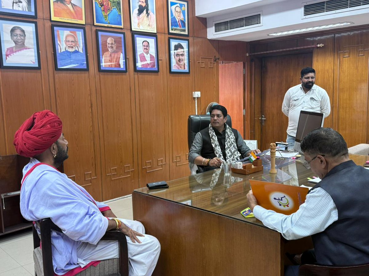 otaramjidewasi's tweet photo. आज शासन सचिवालय, जयपुर में माननीय कैबिनेट मंत्री श्री अविनाश गहलोत जी (सामाजिक न्याय एवं अधिकारिता विभाग) के साथ समाज कल्याण से संबंधित विभिन्न महत्वपूर्ण विषयों पर विस्तृत चर्चा की।

@AvinashGehlot_
@BhajanlalBjp @RajCMO https://t.co/8t94DyPccO