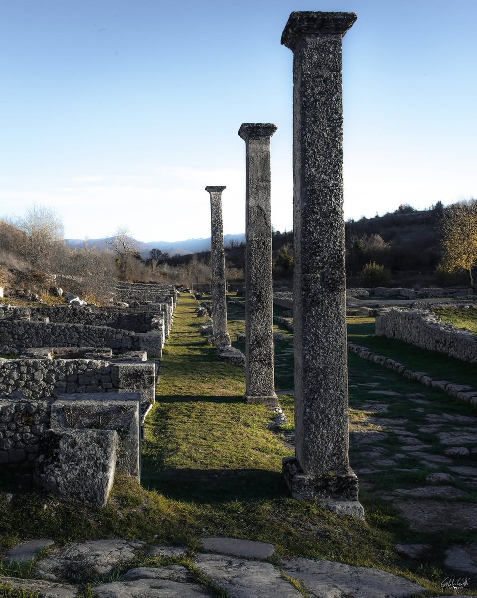 YourAbruzzo's tweet image. #AlbaFucens, cuore antico d’Abruzzo: città-fortezza dei #Marsi fondata nel 303 a.C. #Anfiteatro, teatro, templi, terme e foro raccontano un viaggio nella storia!
👉shorturl.at/Mg1Li
📸IG gabriele_ciutti
#abruzzo #viaggioinabruzzo #AlbaFucens