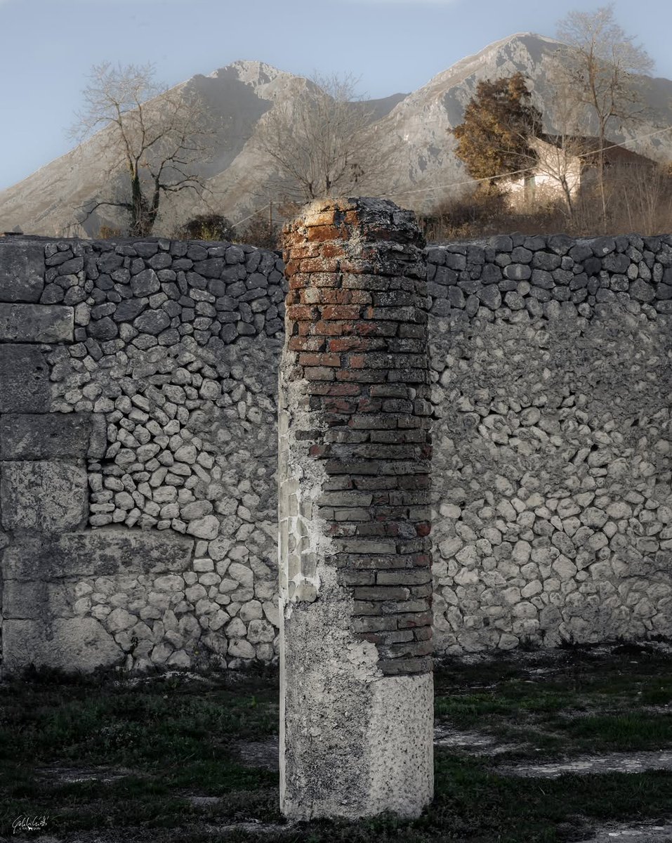 YourAbruzzo's tweet image. #AlbaFucens, cuore antico d’Abruzzo: città-fortezza dei #Marsi fondata nel 303 a.C. #Anfiteatro, teatro, templi, terme e foro raccontano un viaggio nella storia!
👉shorturl.at/Mg1Li
📸IG gabriele_ciutti
#abruzzo #viaggioinabruzzo #AlbaFucens