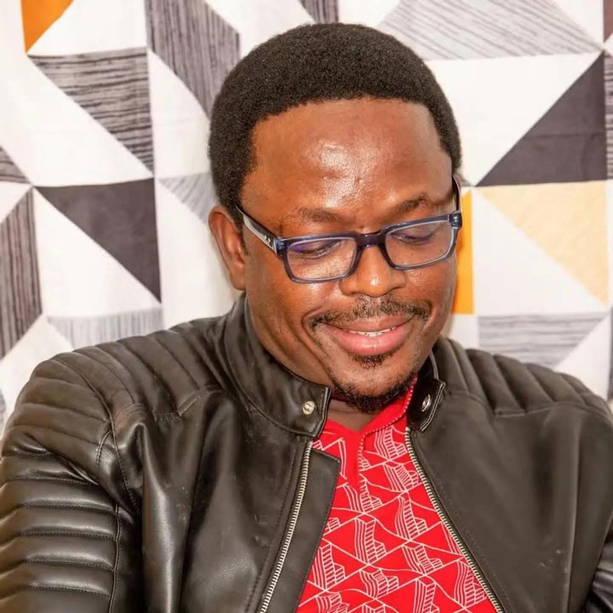 🇧🇫 L’autopsie sur le corps de Alain Traoré dit Alino Faso à Ouagadougou confirme la thèse du suicide.  

Les médecins au nom de leur serment d’Hippocrate n’ont pas voulu falsifier les résultats pour satisfaire des égos politiciens du putschiste Ibrahim Traoré.