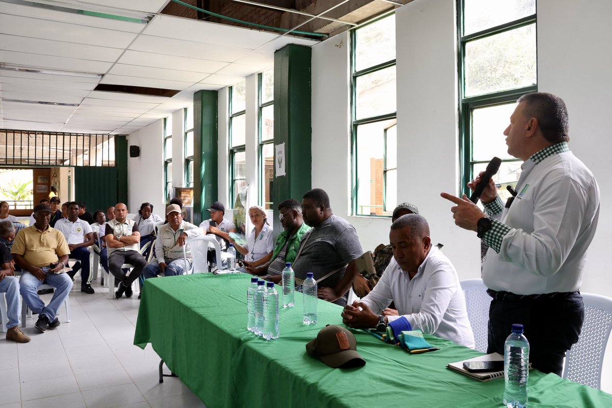 #AEstaHora el director de la CARDER, junto a su equipo técnico, participa en la Mesa Ambiental con el territorio colectivo de las comunidades negras de Santa Cecilia, Pueblo Rico, avanzando en acciones para la protección y gestión responsable de nuestro patrimonio natural.