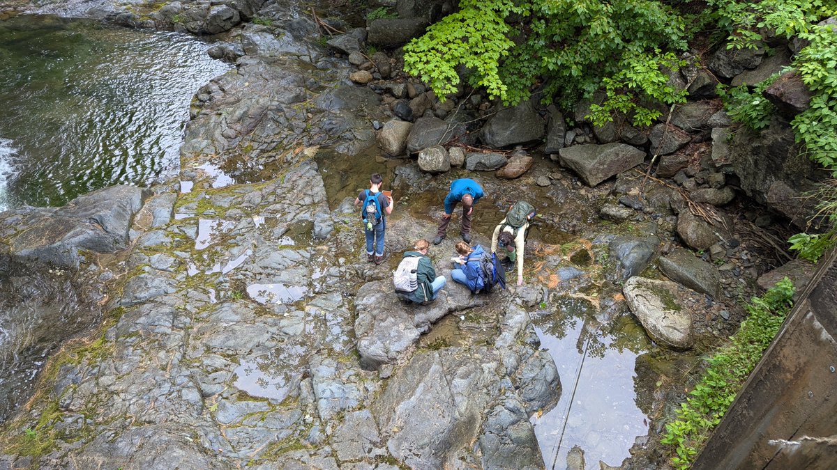 UBCAS's tweet image. #UBuffalo Earth Sciences students go deep into volcanic fieldwork! 🌋 

Six UB students and 10 from @SUNY explored massive volcanic calderas in New Hampshire—camping, hiking, and prepping meals while mastering geological fieldwork.

💬 arts-sciences.buffalo.edu/news-and-event…