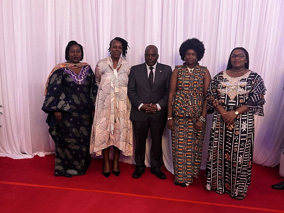 Sauvons le Congo, c’est aussi ces grandes dames très courageuses qui ont accepté de braver la peur pour se rallier au mouvement avec détermination et abnégation.
Respect à vous, chères mamans. 💐💐💐💐
<a href="/bibikapinga243/">Bibi Kapinga</a> 
<a href="/TemuniP/">Patricia Bakoke Temuni</a> 
#SauvonsLaRDC
#RDC 🇨🇩
#JKK