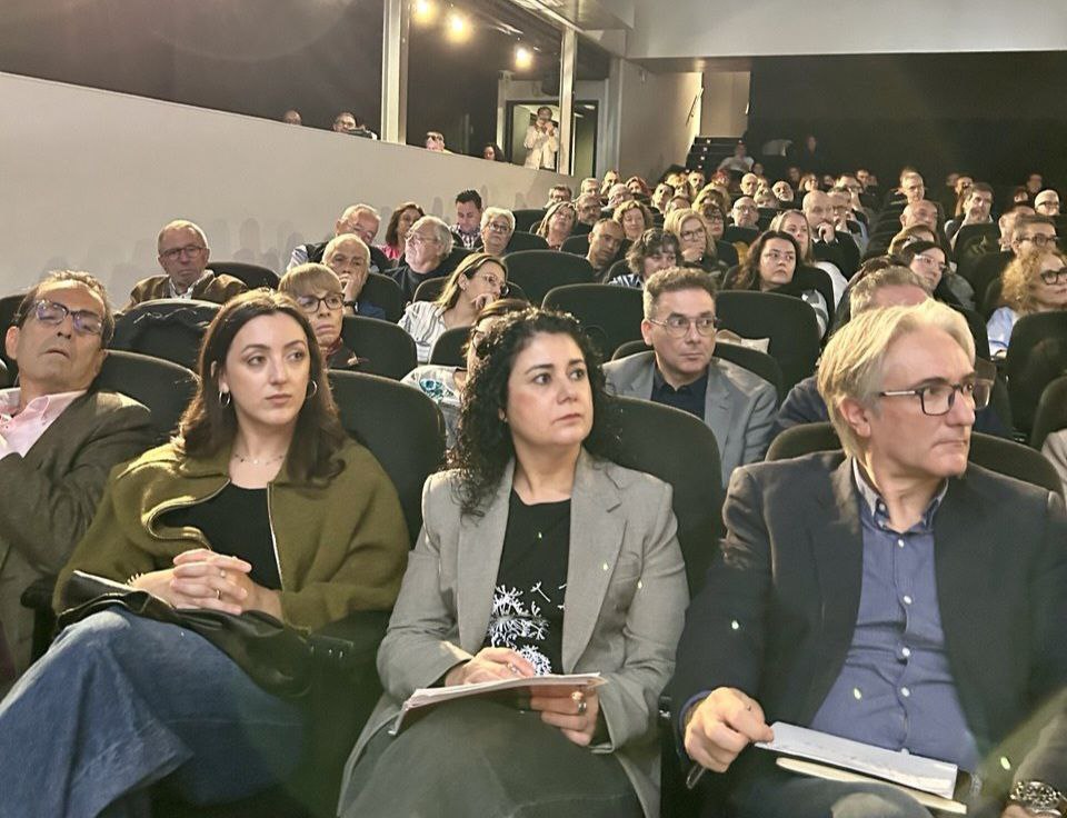 “La #InteligenciaArtificial va a suponer un cambio importante en el empleo, una transformación que ha de ser planificada y regulada, y para la que será fundamental la capacitación de las personas trabajadoras” <a href="/AnaGarciaCCOOPV/">Ana Garcia</a> jornada sobre IA en #Elche pv.ccoo.es/noticia:742245…