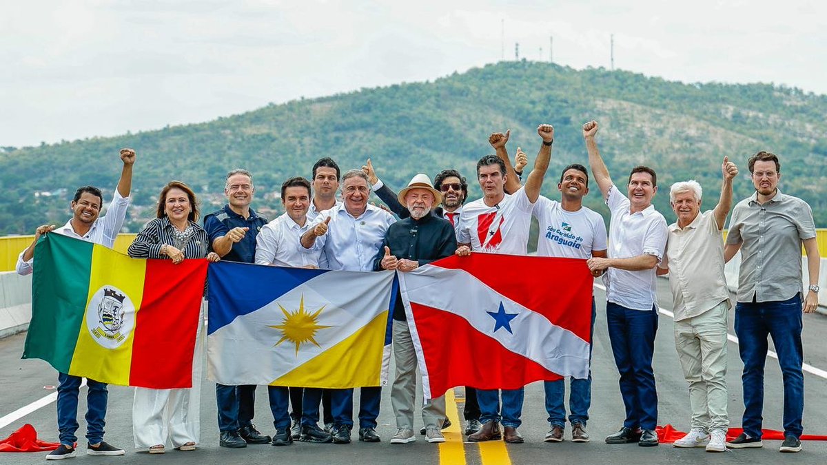 LulaOficial's tweet photo. Entregamos hoje a ponte que liga Xambioá a São Geraldo do Araguaia, sobre o Rio Araguaia. Uma obra importante que integra o Tocantins e o Pará.

A nova estrutura beneficia mais de 1,5 milhão de pessoas, reduz os custos da travessia, facilita a vida de quem precisa se deslocar e fortalece o corredor de transporte da BR-153, ajudando o que é produzido na região a chegar mais longe.

Um investimento que aproxima os municípios e beneficia o Tocantins, o Pará e toda a Região Norte. 🚛

📸 @ricardostuckert