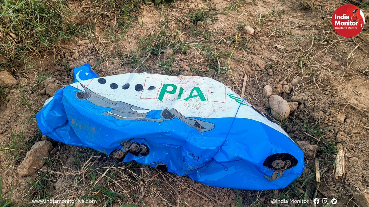 MonitorBharat's tweet image. Jammu &amp;amp; Kashmir | Samba
An aircraft-shaped balloon with ‘PIA’ and Urdu markings was found in a field at Badali village in the Ramgarh sector today.
Authorities are investigating the incident.
#Samba #JammuAndKashmir #PIABalloon