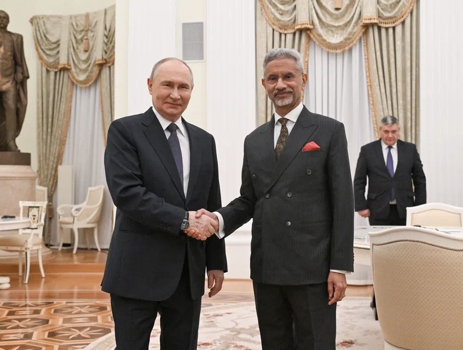 DrSJaishankar's tweet image. Honoured to call on President Putin of Russia in Moscow today. 

Conveyed greetings of Prime Minister @narendramodi. 

Apprised him of preparations underway for the upcoming Annual India Russia Summit. Also discussed regional and global developments. 

Deeply value his…