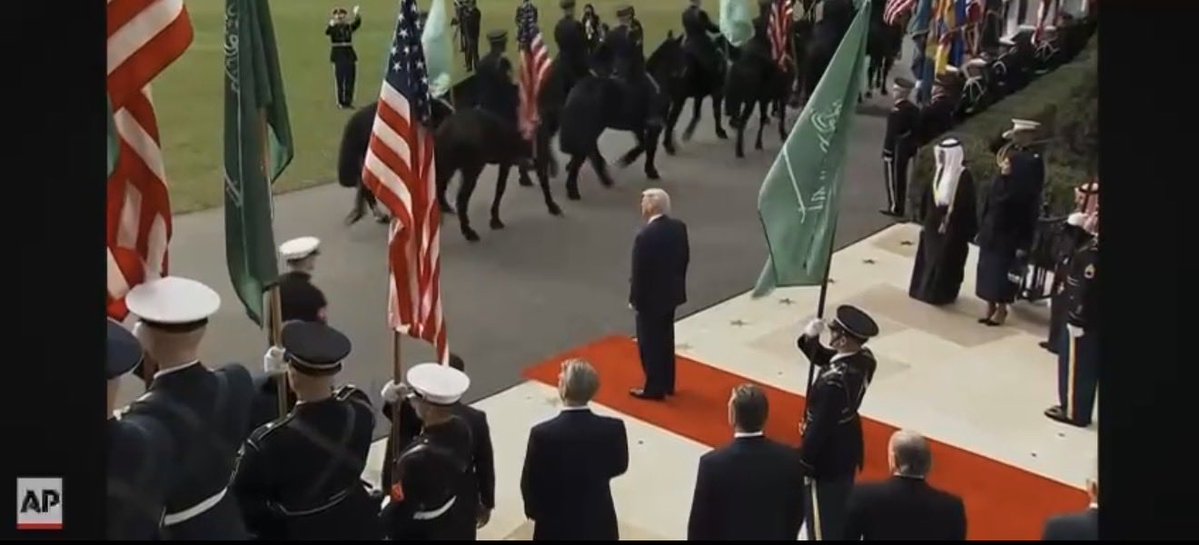 قبل لحظات 🚨 

لحظة وصول الأمير محمد بن سلمان إلى واشنطن لم تكن مجرد استقبال بروتوكولي بل إشارة واضحة إلى وزن الرياض في حسابات القوى الكبرى. 

طريقة الاستقبال، وترتيب اللقاءات، ومسار الزيارة يعكس أن المملكة لم تعد لاعب إقليمي فقط، 

بل طرف مركزي في معادلة القرار الدولي.

هذه