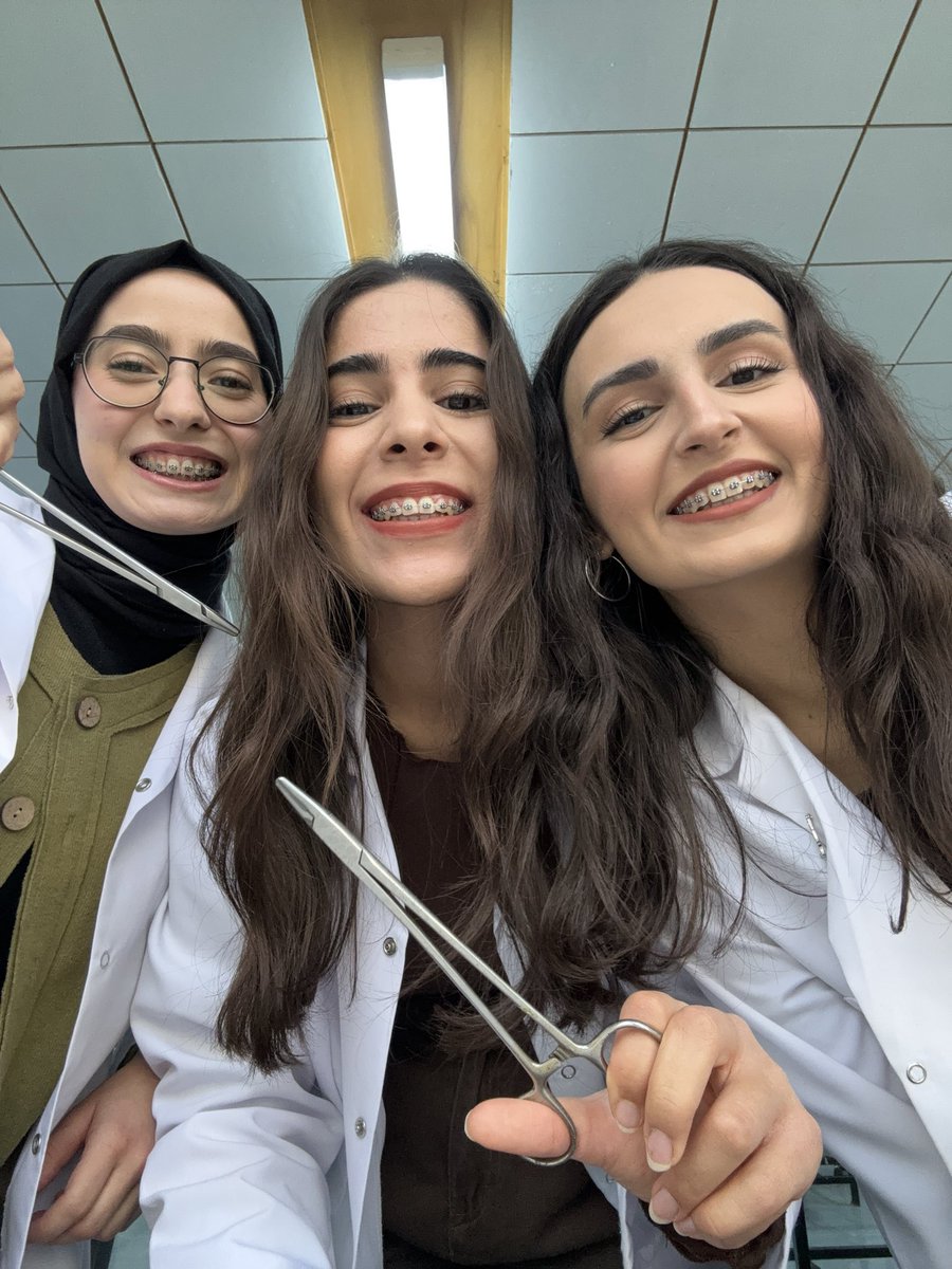 Sutür atmayı öğrenmiş kız neşesiiiii (mutluluktan diş telli gülmeyi bile umursamamışız🤭)