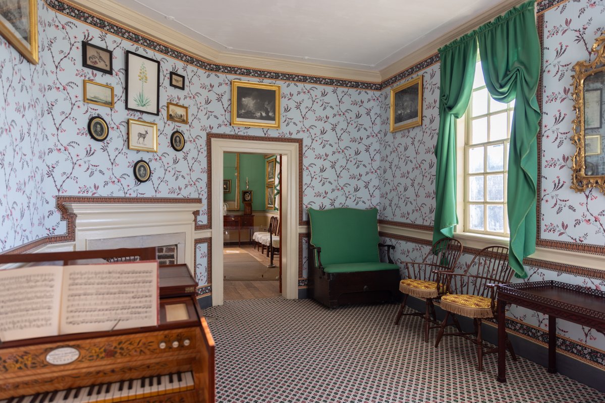 MountVernon's tweet image. ✨ See the newly restored first and second floors of the Mansion, including The Washingtons&apos; bedchamber.

After months of careful preservation work, these iconic rooms will be back on view again by Thanksgiving and just in time for the holidays.

Plan your visit to step inside…