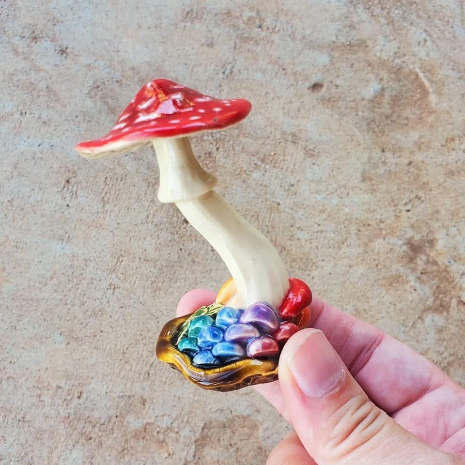 Santa Market Vendor Spotlight 🔦 Cicada Song Designs has amazing pottery, decorations and jewelry! Everything is handmade and would be a wonderful addition to your home!
Get the show info here 🤶 bit.ly/483AxxR