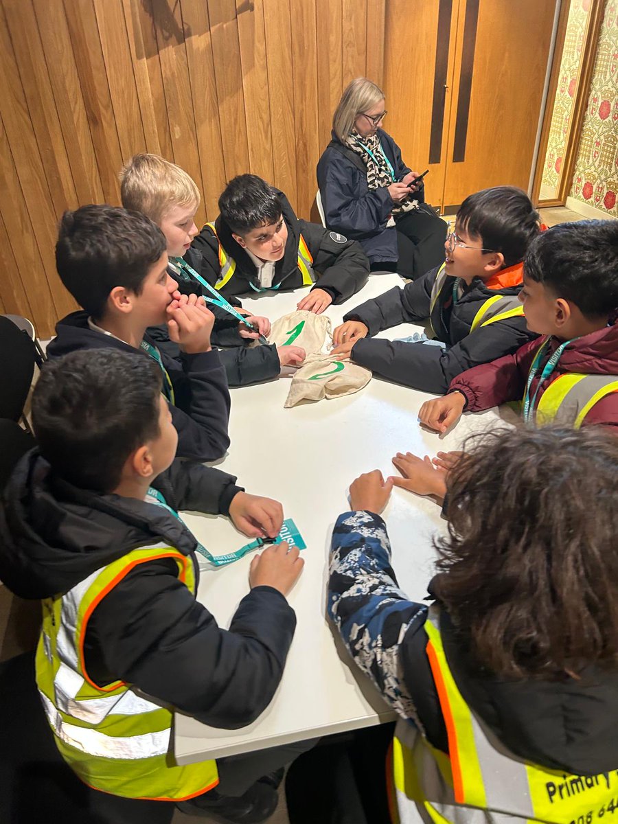 BrookfieldSM3's tweet image. 🇬🇧 Our amazing Year 6 classes had brilliant and inspiring visits to the Houses of Parliament! So proud of their excellent behavior and thoughtful questions. Future leaders in the making! 🏛️ #ParliamentVisit #Year6 #FutureLeaders