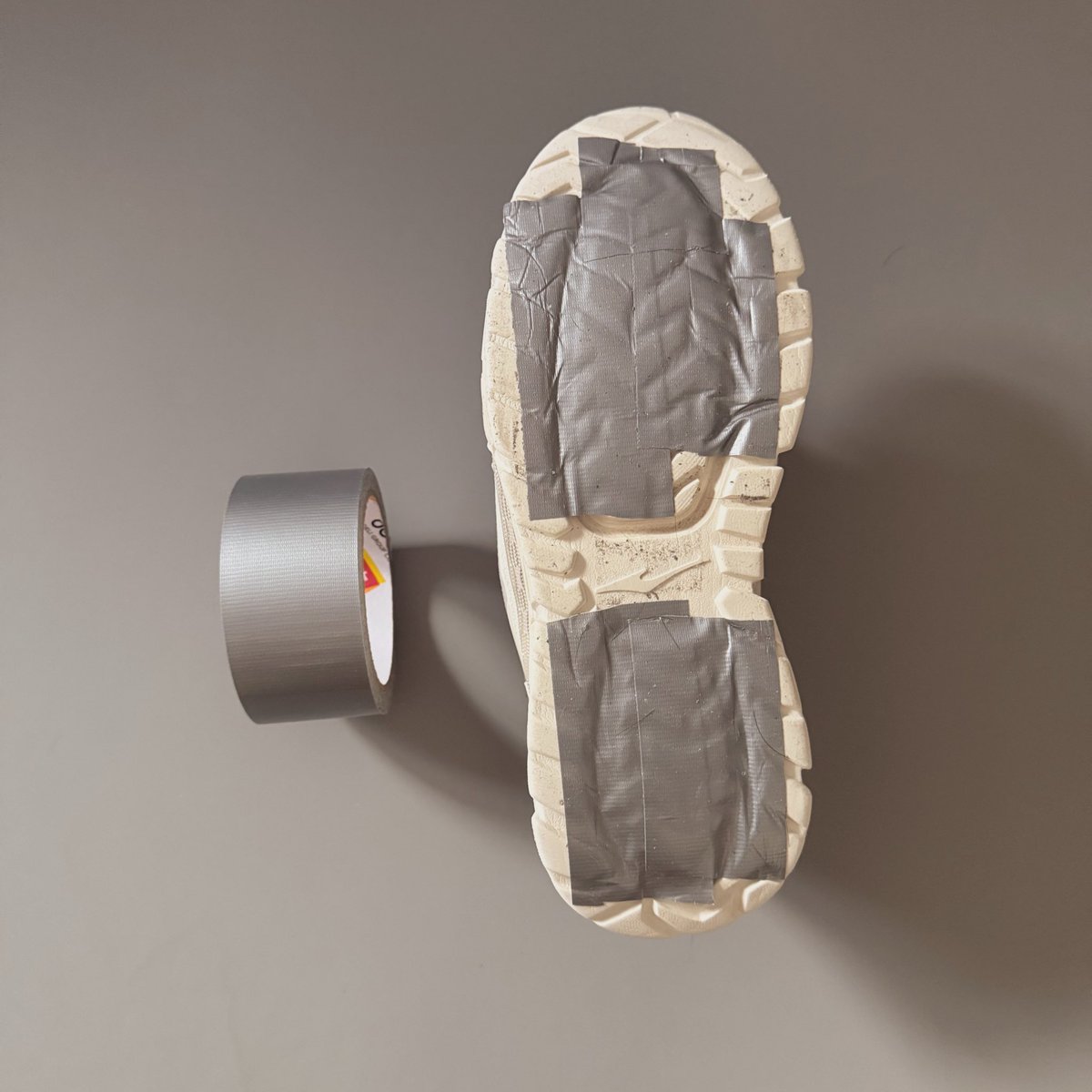 lain0v0's tweet image. 因为房间太潮湿，想减少橡胶底鞋子的摩擦力，跳舞的时候更快速的旋转，因此有以下尝试：

1.除湿机 1700元，噪音很大，湿度降到55%左右后很难再下降，鞋子在这个湿度下摩擦力依然不小，不推荐❌

2.透明胶带 5元，有效果，减少了摩擦力，但是踩在地上会有非常大的噪音，难以接受，胶会残留在鞋上…