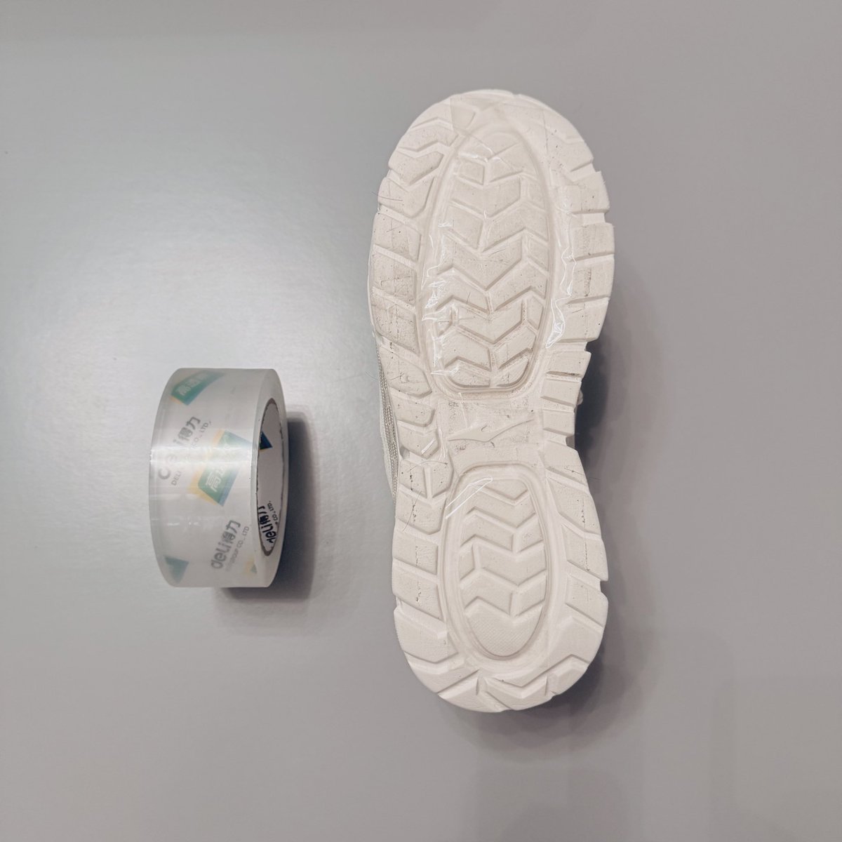 lain0v0's tweet image. 因为房间太潮湿，想减少橡胶底鞋子的摩擦力，跳舞的时候更快速的旋转，因此有以下尝试：

1.除湿机 1700元，噪音很大，湿度降到55%左右后很难再下降，鞋子在这个湿度下摩擦力依然不小，不推荐❌

2.透明胶带 5元，有效果，减少了摩擦力，但是踩在地上会有非常大的噪音，难以接受，胶会残留在鞋上…