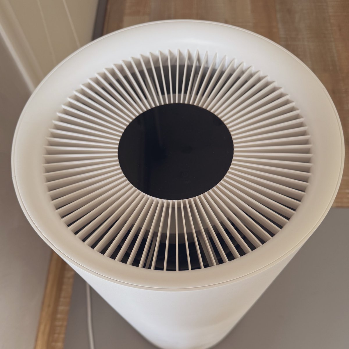 lain0v0's tweet image. 因为房间太潮湿，想减少橡胶底鞋子的摩擦力，跳舞的时候更快速的旋转，因此有以下尝试：

1.除湿机 1700元，噪音很大，湿度降到55%左右后很难再下降，鞋子在这个湿度下摩擦力依然不小，不推荐❌

2.透明胶带 5元，有效果，减少了摩擦力，但是踩在地上会有非常大的噪音，难以接受，胶会残留在鞋上…