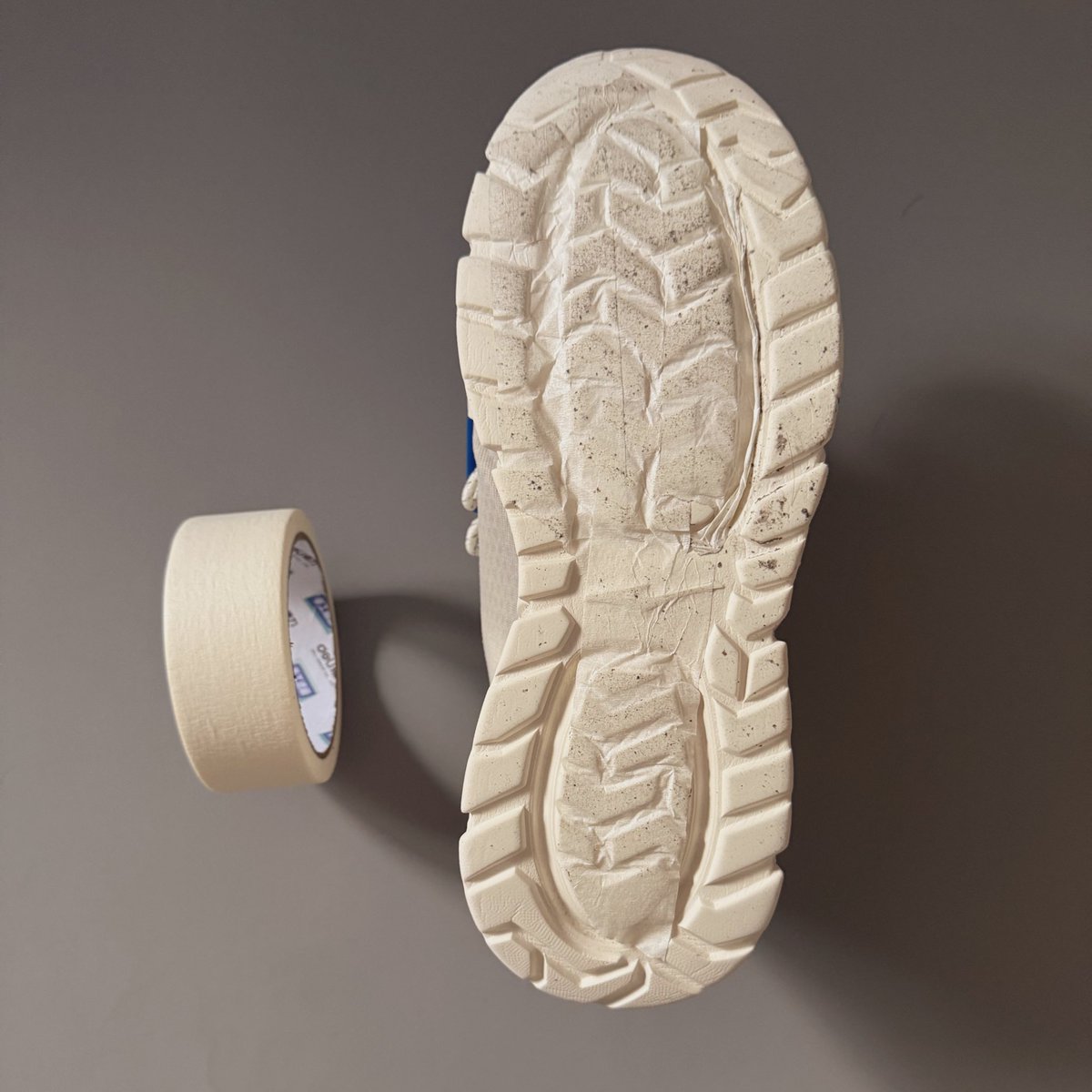 lain0v0's tweet image. 因为房间太潮湿，想减少橡胶底鞋子的摩擦力，跳舞的时候更快速的旋转，因此有以下尝试：

1.除湿机 1700元，噪音很大，湿度降到55%左右后很难再下降，鞋子在这个湿度下摩擦力依然不小，不推荐❌

2.透明胶带 5元，有效果，减少了摩擦力，但是踩在地上会有非常大的噪音，难以接受，胶会残留在鞋上…