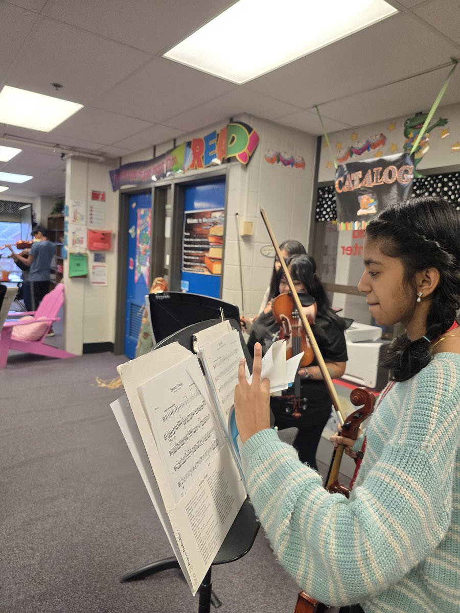 meyzeeklibrary's tweet image. Can we practice in the library?  Yes, please!!!  My own private concert.  I&apos;m here for it!!  #WeAreJCPS #meyzeekreads #JCPSlibraries