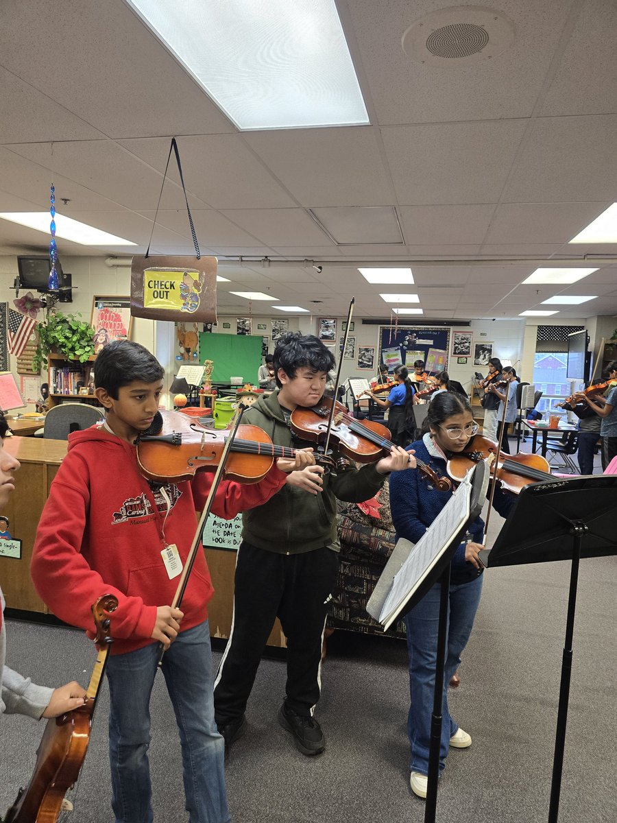meyzeeklibrary's tweet image. Can we practice in the library?  Yes, please!!!  My own private concert.  I&apos;m here for it!!  #WeAreJCPS #meyzeekreads #JCPSlibraries