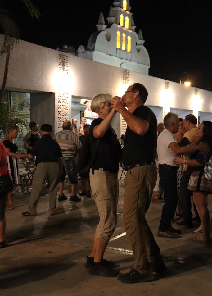 🎼Música y 💃baile, ¿cuál eliges hoy? El Trío Los Cardenales  en el #MartesDeTrova en el Centro Cultural Olimpo, o bailar con la Banda del <a href="/AyuntaMerida/">Ayuntamiento Mérida</a> en las #RemembranzasMusicales  en el Parque de Santiago. Ambos inician a las 8:00 p.m. #MéridaContigoEsMejor <a href="/CeciliaPatronL/">Cecilia Patrón Laviada</a>