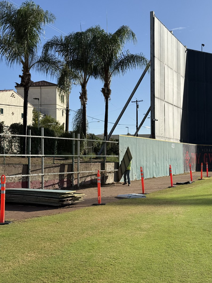 SorryBoutIt10's tweet image. Great day to be an Aztec 👏👏👏
New padded wall incoming 📈