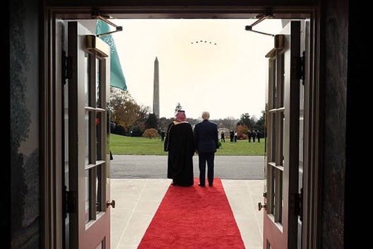 رئيس الولايات المتحدة الأمريكية يستقبل سمو #ولي_العهد في البيت الأبيض في العاصمة الأمريكية وسط مراسم استقبال رسمية.
#محمد_بن_سلمان_في_واشنطن
#القمة_السعودية_الأمريكية
#SaudiUSsummit | #MBSINUSA