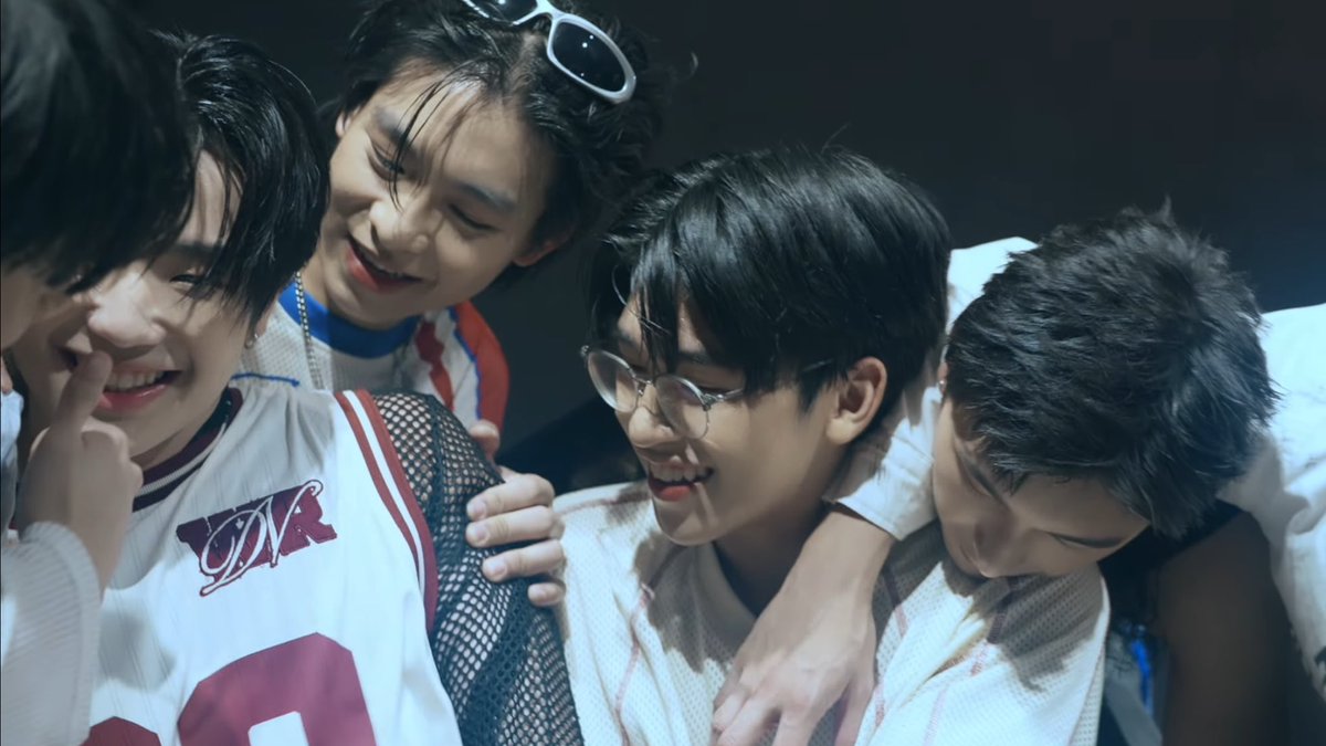 verishineoff's tweet image. ลูกหลานแห่งชาติคนต่อไป ต่อคิวรอแล้วค้าบ🫳🏻 ซีนน้องคาณตรงนี้อบอุ่นมากจี้ปุดเลย💗💗 เลี้ยงกันไปนาน ๆ เลยน้าพวกก้อน

#ethankahn @ethankahn_v 
#onetraineeNextchapterLoading
#onetrainee