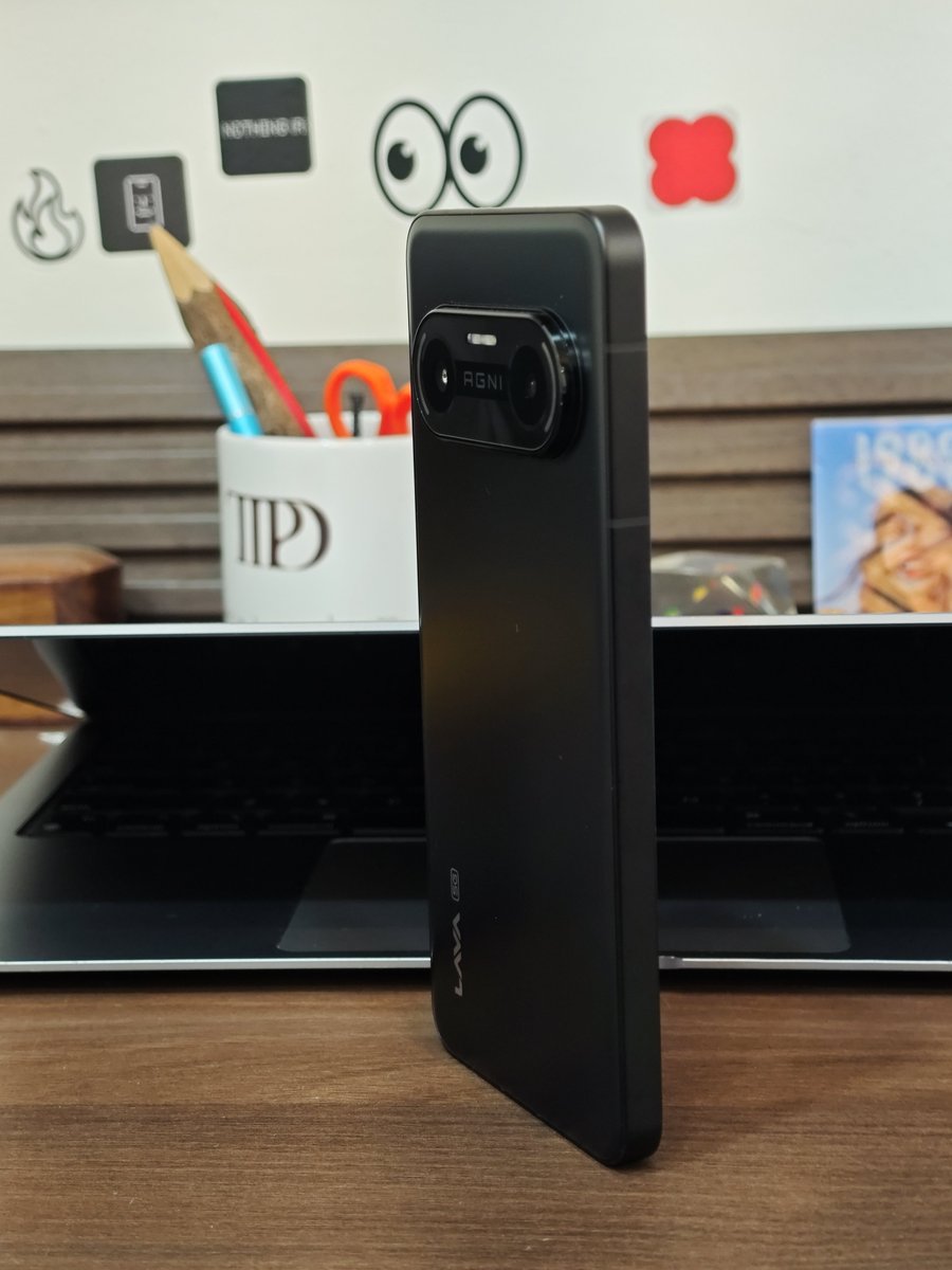 TechWhirlUlt's tweet image. Say hello to the Lava Agni 4!

The camera bar design looks nice, it also has a matte glass back &amp;amp; a metal frame. 

Build &amp;amp; design are overall good (quite finger-printy back aside)

Will do full threads on software &amp;amp; cameras soon.